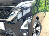 【LEDヘッドライト】悪天候や夜間走行時も良好な視界を確保し安心して運転できる高輝度LEDヘッドライトを装備!点灯速度が早く、消費電力も抑えられています。