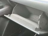大型のグローブボックスは車検証など大きな物もすっぽりと収まるサイズとなっております。