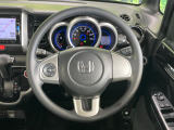 インテリアに合わせたデザインのステアリングは、運転される方のことも考え、運転しやすい形状、大きさです。是非一度、実際に触ってお確かめください。