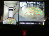 パノラミックビューモニター付きです。車両を上から見たような映像をディスプレイ画面上に表示。運転席からの目視だけでは見にくい、車両周辺の状況をリアルタイムでしっかり確認できます。