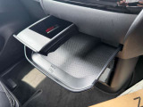 前席にドリンクホルダーが付いているので快適に運転できますね♪