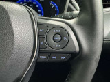クルーズコントロール機能が付いています。 速度を設定するとアクセルを踏まなくても一定の速度で走ることができます。  高速道路ではとても便利な装置なんです。