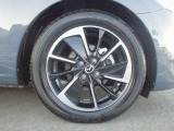 標準装備の純正16インチアルミホイール。タイヤサイズは185/60R16です。