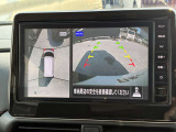 真上から見下ろすような映像で、車庫入れや縦列駐車時に、自車と駐車位置の関係をひと目で確認でき、スムースな駐車をサポート。動く物を検知してお知らせすることで、発進時の安全確認もサポートします。