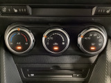 空調スイッチ類は最近流行のタッチパネル式ではなく、運転中でも直感的に操作できるダイヤル式を採用しております。