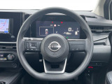 インテリアに合わせたデザインのステアリングは、運転される方のことも考え、運転しやすい形状、大きさです。是非一度、実際に触ってお確かめください。