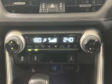 左右独立温度コントロールフルオートエアコンです。運転席、助手席それぞれで独立して温度設定ができます。冷え性の方が乗っても安心ですね♪