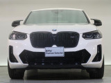 【キドニーグリル】BMWの代名詞。一目見ただけでBMWであると認識できる確固たるアイコンとして存在感を放ちます。