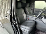 運転席/助手席です。姿勢が崩れず正確なステアリング操作で安心です。