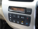 【オートエアコン】温度を設定すれば自動で快適な車内温度を保ちます。エアコン内部の高性能脱臭フィルターで車内のアレルゲンや花粉を除去。