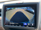 バックモニター装備。画面にて後方の確認が行えるので、バック駐車や車庫入れの際には重宝します。車の運転に慣れない方でも安心のガイドライン表示機能付。