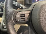 ステアリングにオーディオ操作スイッチが付いています。オーディオ画面に直接タッチしなくても操作が出来ますので、運転に集中できます。