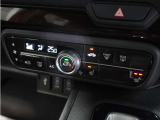 【オートエアコン】温度を設定すれば自動で快適な車内温度を保ちます。エアコン内部の高性能脱臭フィルターで車内のアレルゲンや花粉を除去。