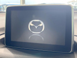 【マツダコネクトナビ】車内の雰囲気にマッチした一体型タイプのナビ。各種車輌設定やBluetooth再生等、様々な機能が楽しめます。直感的なダイヤル操作が可能で、使い勝手も良好です。