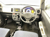 運転席まわりです。 各操作スイッチは使いやすい位置に配置されてます。