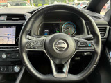 ハンドルにはプロパイロットのスイッチがあります。高速道路の単調な渋滞走行と長時間の巡航走行で、アクセル、ブレーキ、ハンドルの操作を車がアシスト。ドライバーの負担を軽減します。
