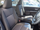 運転席は大きな座面と包み込むような背もたれが身体全体を支えます。上質なシートを採用し長時間の運転やコーナーの多い道も快適です。座ったときの頭上スペースも余裕たっぷりでロングドライブも楽チンです♪