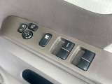 【電動格納ミラー】サイドミラーは電動格納式となっており、狭い駐車場でもキズがつくリスクを抑えられます。