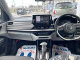 エクステリアと調和する、インテリアの上質な輝き。シンプルで使いやすい運転席周り。足元広々としています。