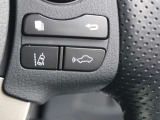 車間距離を保ちながら追従走行するレーダークルーズコントロール(全車速追従機能付)装備。ミリ波レーダーと単眼カメラで先行車を認識し、設定した車間距離を保ちながら追従走行を支援します。
