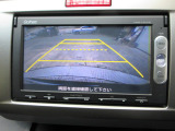 バックカメラの画像です。ガイドラインがスムースな車庫入れをサポートいたします。車庫入れの安心感がアップしますね。