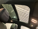 パノラミックルーフで明るい車内と開放感あるドライブをお楽しみいただけます。
