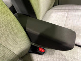 【アームレスト】運転中の身体の負担を軽減してくれるアームレストを装備♪