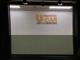 同じく後部座席には格納式のサンシェードがありますよ♪