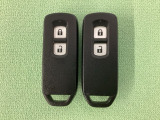 スマートキーを装備しています。鍵を差し込むことなくドアロックの開け閉めと、スタートボタン操作でのエンジンスタートができます。スペアキーも同じものを用意しております。