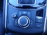 電動パーキングブレーキとブレーキホールドです。ブレーキホールドとは停車時にブレーキから足を離しても車が進まなくなる機能で快適装備の一つです。