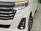 【LEDヘッドライト】悪天候や夜間走行時も良好な視界を確保し安心して運転できる高輝度LEDヘッドライトを装備!点灯速度が早く、消費電力も抑えられています。
