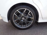 E12型ノートニスモS用アルミホイール付です。 タイヤサイズは205/45R17 ※標準純正タイヤより扁平が少し薄くなっております。