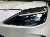 【LEDヘッドライト】悪天候や夜間走行時も良好な視界を確保し安心して運転できる高輝度LEDヘッドライトを装備!点灯速度が早く、消費電力も抑えられています。