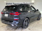 BMW xDriveの魅力は、走行状況と路面状況の変化をリアルタイムに把握し、4輪のトラクションを絶えず最大限に保つことで、どんなコンディションにおいても揺るぎない走りを実現させてくれます。