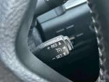 高速道路で便利な【クルーズコントロール】も装着済み。アクセルを離しても一定速度で走行ができる装備です。加速減速もスイッチ操作でOKです。