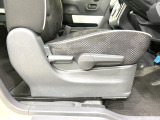 【シートリフター】シート座面の位置を上下に調整できるシートリフターを装備。大柄な方も小柄な方も最適なドライビングポジションで運転できます。