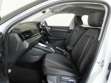 少し固めでホールド性の高いシートにより長距離移動時の疲労軽減に寄与します。