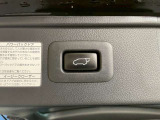 【パワーバックドア】ワンタッチでバックドアが開き、閉める場合もワンタッチで操作可能で便利性UPです☆運転席からも、スマートキーからの操作も可能です♪