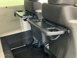 前席背面には格納式のテーブルも装備。食事やスマホ・タブレットでの動画視聴など様々な用途で活躍します。サイドにはちょっとした荷物がかけれる便利なコンビニフック付きです。
