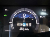 【ブラインドスポットモニター】隣の車線を走る車をレーダーで検知。ドアミラーでは確認しにくい後方エリアの車を検知して、ドアミラーに搭載されたLEDインジゲーターが点灯して注意を喚起してくれます。