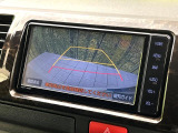 【バックカメラ】駐車時に後方がリアルタイム映像で確認できます。大型商業施設や立体駐車場での駐車時や、夜間のバック時に大活躍!運転スキルに関わらず、今や必須となった装備のひとつです!