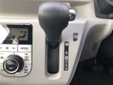 コラムシフトですので足元ひろびろ。運転しやすいですよ。