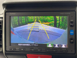 【バックカメラ】駐車時に後方がリアルタイム映像で確認できます。大型商業施設や立体駐車場での駐車時や、夜間のバック時に大活躍!運転スキルに関わらず、今や必須となった装備のひとつです!
