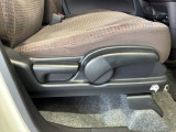 シートハイトアジャスターが付いているので運転姿勢を調整するのに便利ですね。身長に合ったシートポジションは安全運転や疲労軽減にもつながります。
