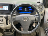 インテリアに合わせたデザインのステアリングは、運転される方のことも考え、運転しやすい形状、大きさです。是非一度、実際に触ってお確かめください。