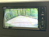 【バックカメラ】駐車時に後方がリアルタイム映像で確認できます。大型商業施設や立体駐車場での駐車時や、夜間のバック時に大活躍!運転スキルに関わらず、今や必須となった装備のひとつです!