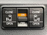 【両側パワースライドドア】スマートキーや運転席のスイッチで後席両側スライドドアの開閉が可能♪電動だから力を入れてドアを開ける必要が無く、小さなお子様でも簡単に開け閉めでき快適です♪