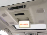 【電動後席モニター】プレミアムサウンド専用!電動開閉後席フリップダウンモニターです。5.1chサウンド、18スピーカーの専用音響システムとなり、人気の装備になります。
