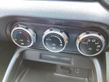 エアコンは温度の設定のみで快適な風量やモードなどを自動調整してくれるフルオートエアコンを装備!