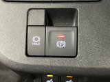 【電動パーキングブレーキ+オートブレーキホールド機能】 指先だけで簡単に操作が可能なパーキングブレーキ、スイッチを押すとブレーキペダルから足を離してもブレーキを保持できるオートブレーキホールド搭載。